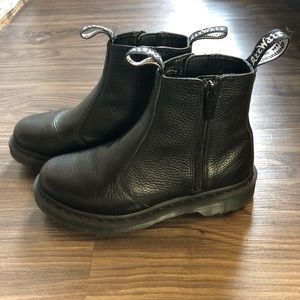 Dr. Martens 2976 w/zip Chelsea boot in Aunt Sally